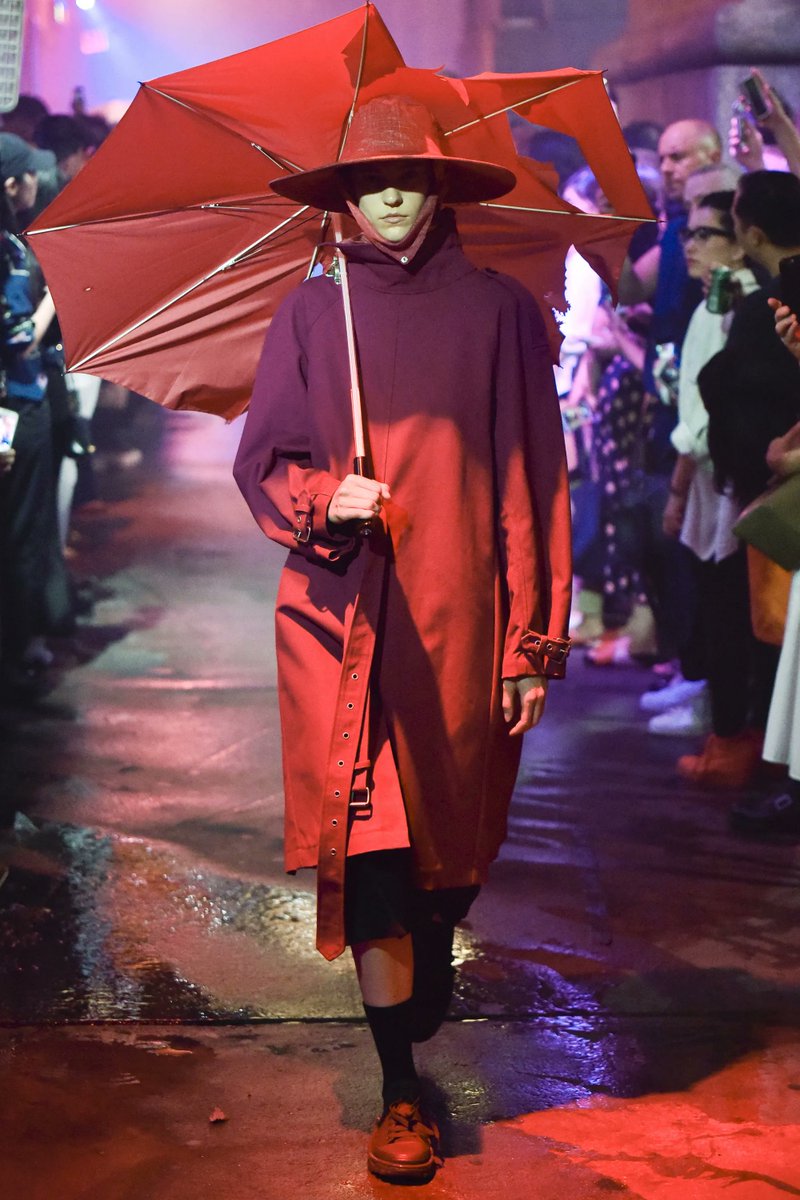 For his SS 2018 menswear collection, Raf Simons was inspired by the cyberpunk world of the 1982 film. Draped in oversized silhouettes, both male & female models strode through a futuristic Chinatown setting, hats and umbrellas obscuring their faces and identities from the camera.