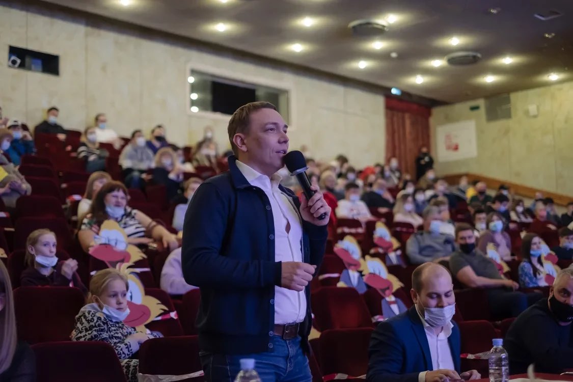 larionovSN's tweet photo. 9 апреля, При поддержке губернатора @D_Azaroff в Тольятти стартовала молодежная лига КВН « Тольятти. Отличная атмосфера, новые команды, юмор, улыбки и хорошее настроение- те составляющие, которые царили в этот вечер в Тольятти. @samminobr #квнсамара https://t.co/jlMM66jCvP