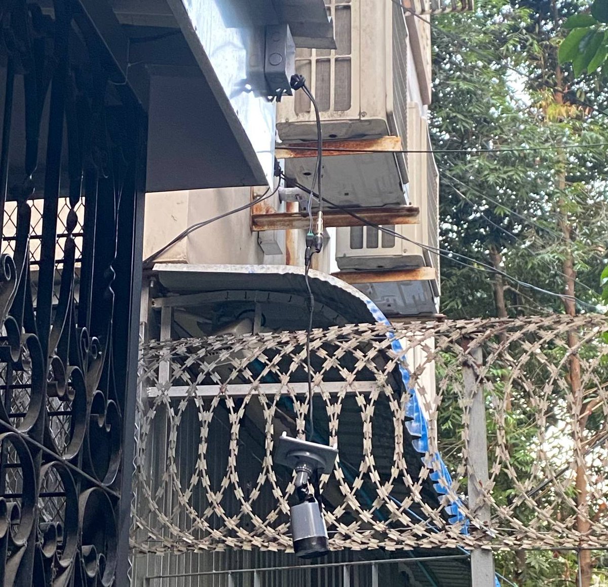 State's sponsored terrorists raided into Mingalar street, Hledan, Kamayut Tsp(Yangon) and destroyed CCTV cameras not to leave any evidence of their atrocities.
#Apr10Coup
#WhatsHappeningInMyanmar
#IssueInterimConstitution