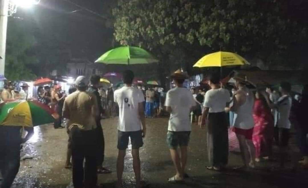 ShweKya68753380's tweet photo. Night protest in #MonYwar yesterday (9/04) during the heavy rain. #WhatsHappeningInMyanmar https://t.co/edDI7JJZzj