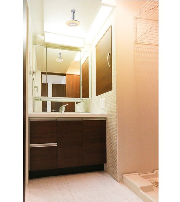 ヨドバシカメラ 公式 熱気がこもる個室にぴったり トイレに 脱衣所や洗面所 キッチンに 灯りと一緒に爽やかな風を届ける電球色のシーリングライト サーキュライト 風量 調光はもちろん 約300度 自在に角度調節も可能 これから夏