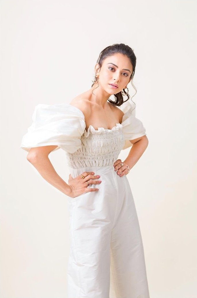 EylmTIsVoAsD73x?format=jpg&name=medium