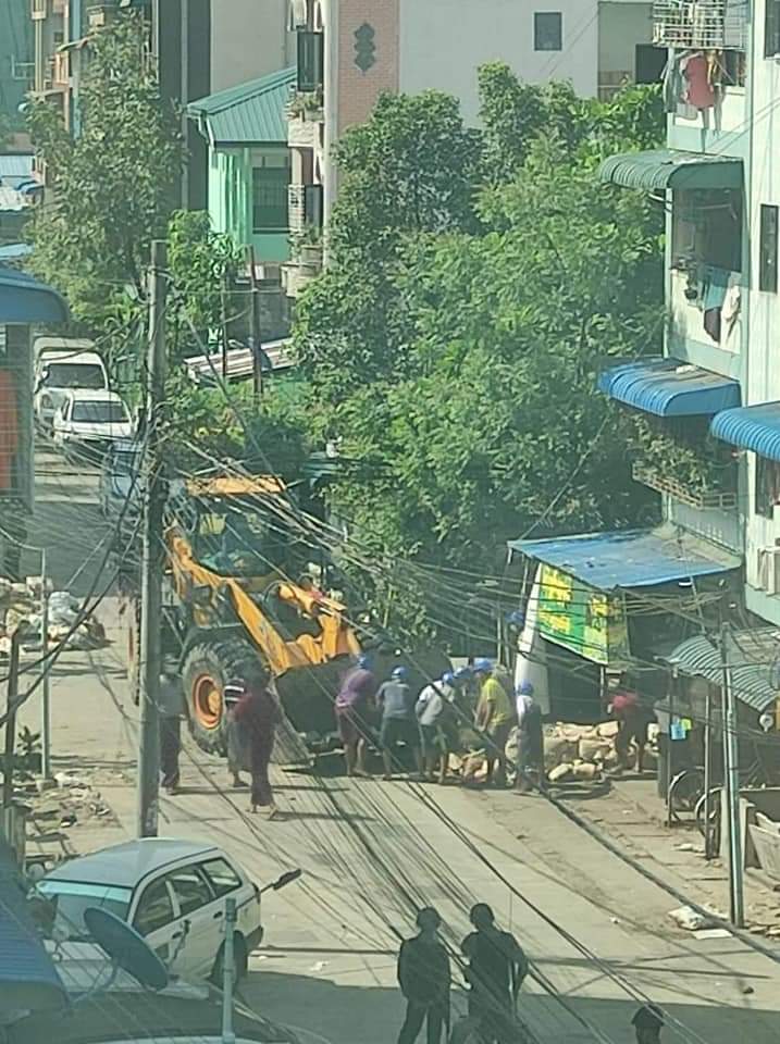 sfys_nn's tweet photo. On Apr 10 in MaYanGone Tsp, Yangon, Military terrorists are using bulldozers to destroy the sandbag barricades set up by people in the neighborhood.

#WhatsHappeningInMyanmar 
#Apr10Coup https://t.co/QzSD35sUxb