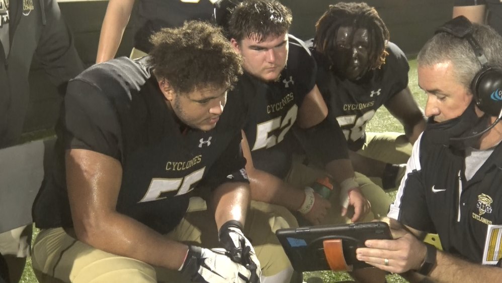 Sacred Heart Griffin Wins Leonard Bowl Twelve With Strong Rushing Attack (HIGHLIGHTS) channel1450.com/2021/04/10/sac…