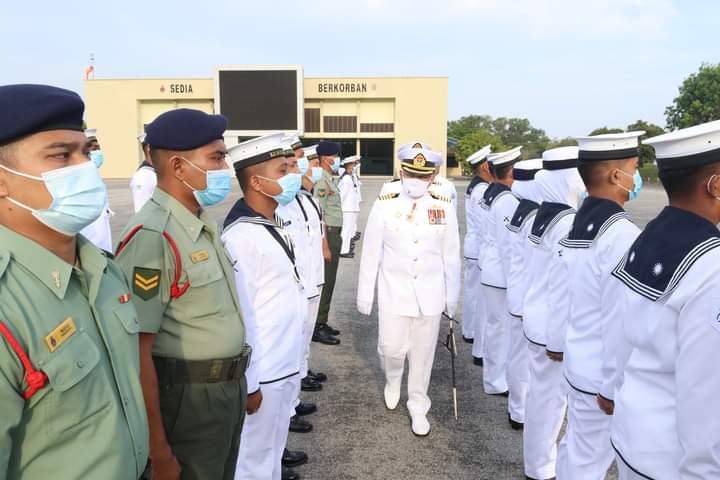 KDSI_rasmi's tweet photo. ISTIADAT PERBARISAN PENGUNDURAN PEGAWAI MEMERINTAH DAN MAJLIS RAMAH MESRA BERSAMA WARGA KD SULTAN ISMAIL

TG. PENGELIH, 10 Apr 21 - Istiadat Perbarisan Pengunduran Pegawai Memerintah Kapal Diraja SULTAN ISMAIL, Kept Ahmad Sapuan Fathi bin Hj Muhammad TLDM https://t.co/y4MuJHsSgj