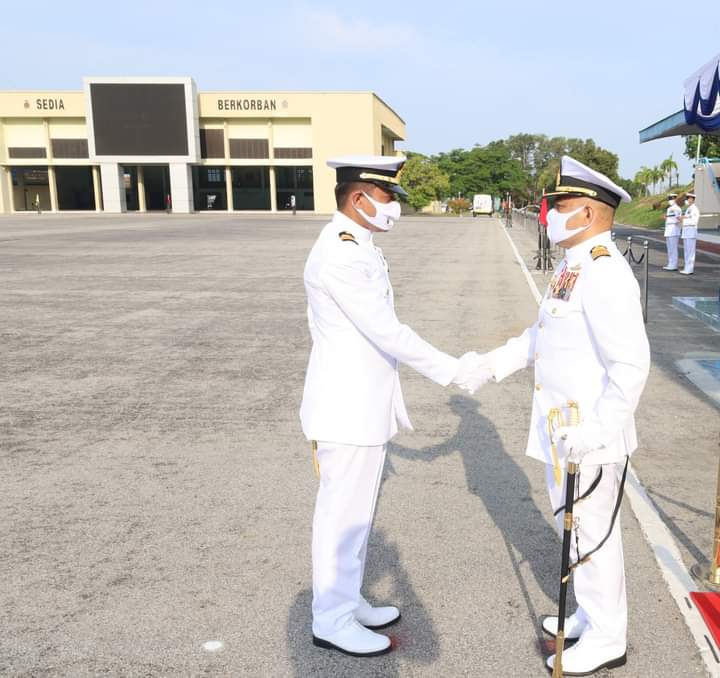 KDSI_rasmi's tweet photo. ISTIADAT PERBARISAN PENGUNDURAN PEGAWAI MEMERINTAH DAN MAJLIS RAMAH MESRA BERSAMA WARGA KD SULTAN ISMAIL

TG. PENGELIH, 10 Apr 21 - Istiadat Perbarisan Pengunduran Pegawai Memerintah Kapal Diraja SULTAN ISMAIL, Kept Ahmad Sapuan Fathi bin Hj Muhammad TLDM https://t.co/y4MuJHsSgj