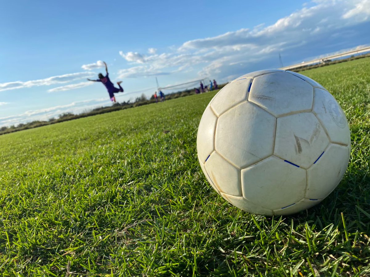 kushiro_soccer's tweet photo. 釧路公立大サッカー部です🎶

新一年生のみなさん気になるサークルは見つかりましたか❓

明日１０時からグラウンドで練習会を行います🧘🏻‍♀️ほんの❗️ほんの❗️少しでも気になる方、是非是非参加お待ちしております❗️⚽️

マネージャー希望の人も是非❗️是非❗️🥺 https://t.co/3FdevLnUES