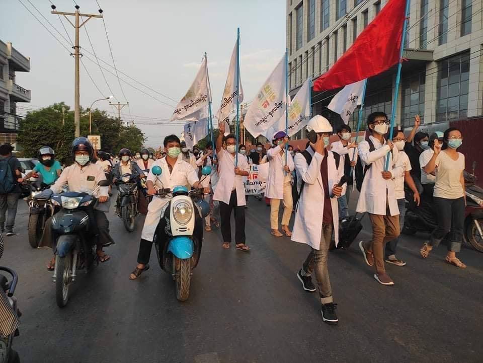 ClaraIris22's tweet photo. Powerful strike of Medical Family protesting against military coup in Mandalay. Junta’s massacre continue everyday and so do the protests in every parts of Myanmar.
ELECTED CRPH
#Apr10Coup
#WhatsHappeningInMyanmar
#MilkTeaAlliance https://t.co/juNWEjbDhn