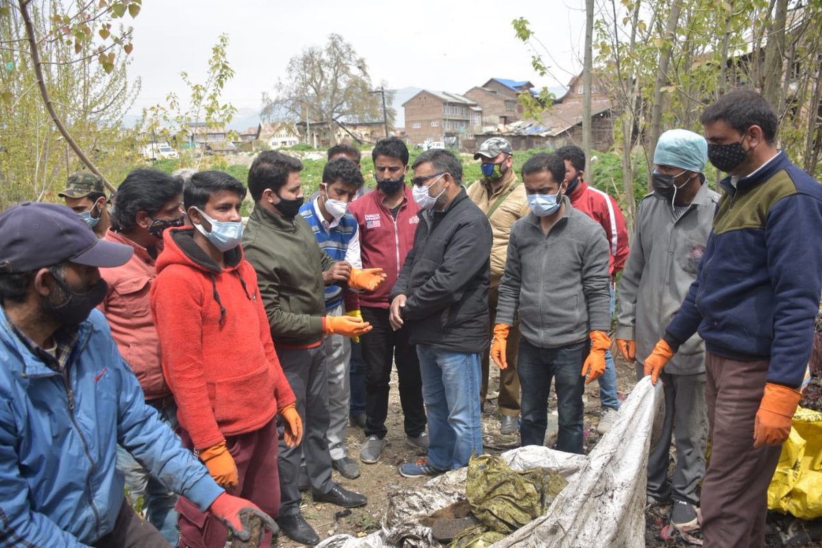 DCsofIndia's tweet photo. #WeekendPositive 🗻🧹
A true story of #goodgovernance ✨
#Sundays for Srinagar~ an amazing initiative by #IAS @AtharAamirKhan to make #Srinagar litter free with participation of locals.
@manojsinha_ @harvinder_ias @srinagaradmin @JandKTourism @PIBSrinagar @BureaucratsInd https://t.co/0hzeKhY3mK