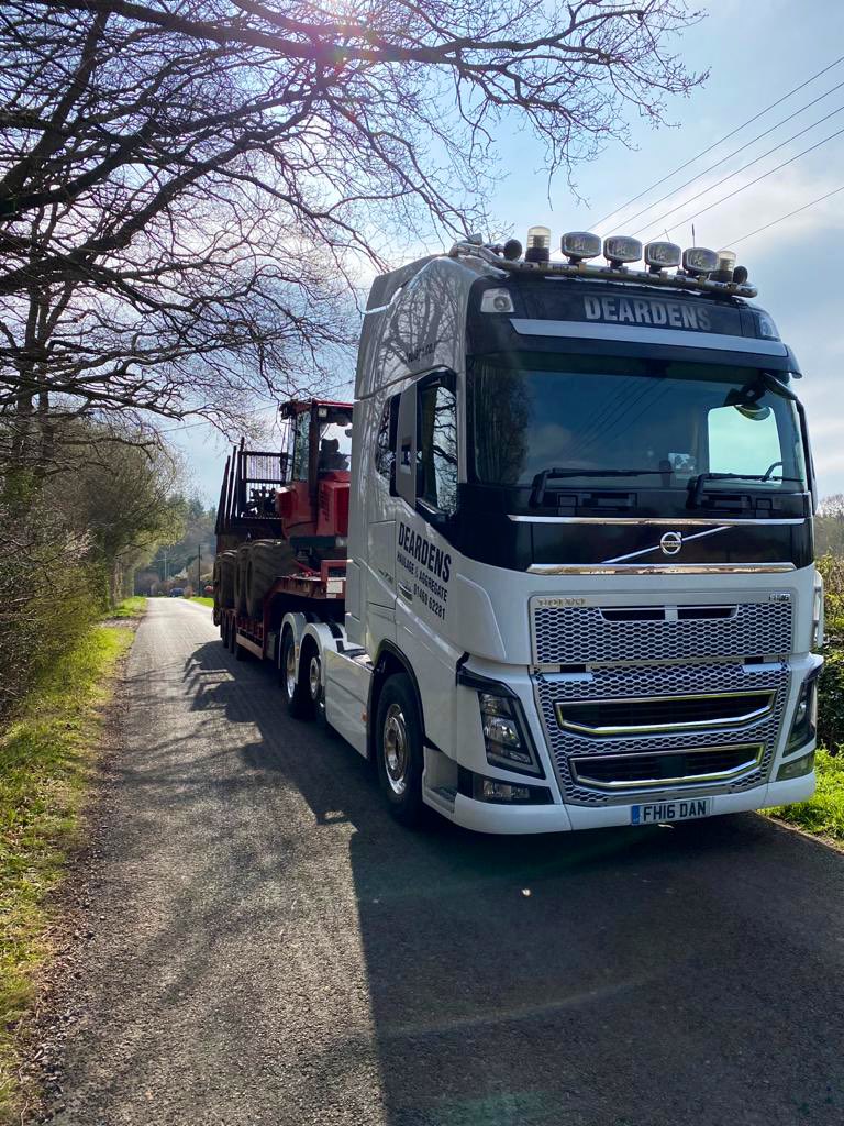 DeardensHaulage's tweet photo. Interesting little job this morning for the low loader. We enjoy diversifying so we’re always happy to consider new opportunities #Haulage #LowLoader #KeepOnTrucking #FamilyBusiness #Diversifying https://t.co/aFu8Ueg4vs