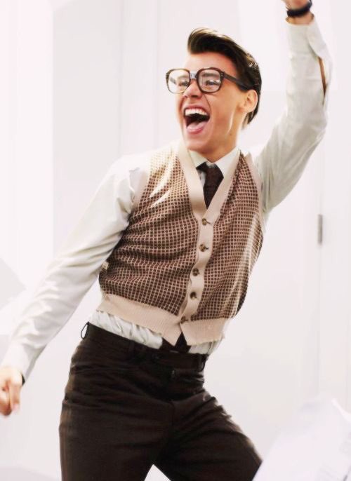 fallinlouisarms's tweet photo. FERMI TUTTI 
                                             So’ harry 
i vote #AdoreYou as #BestLyrics at the #iHeartsAwards https://t.co/nKYVY4cvXo