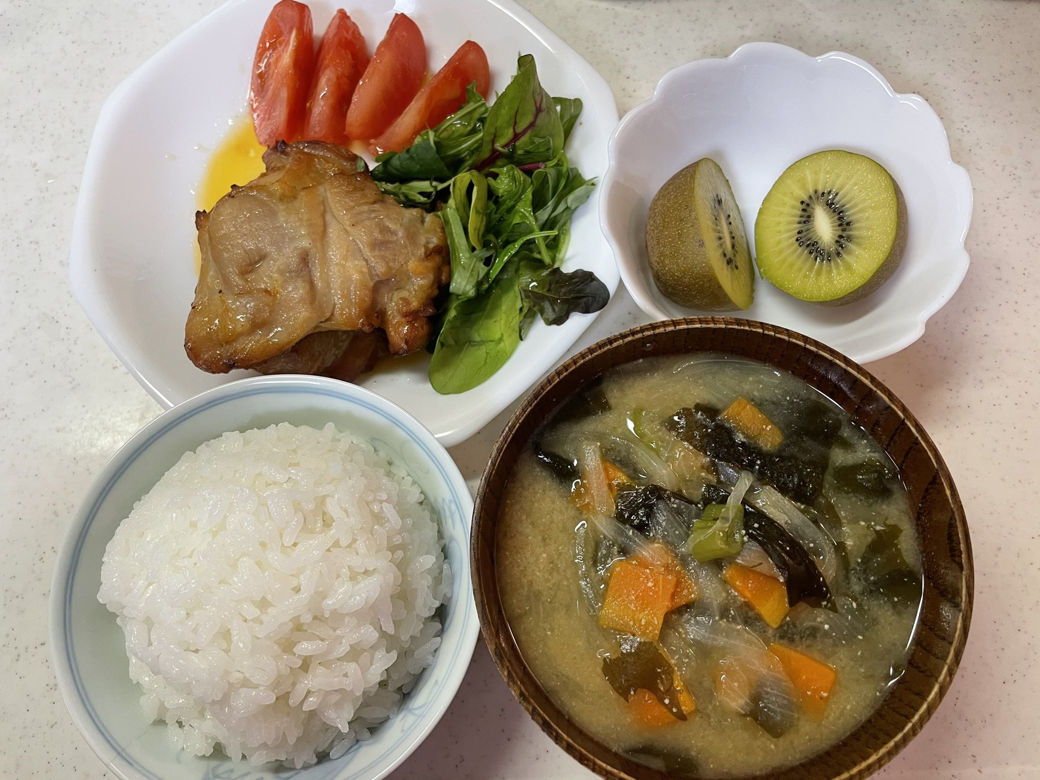 ボーニンゲン日記 今日の 晩ごはん は サイコロステーキ と 具だくさん味噌汁 と 生わかめと玉ねぎのナムル です Delishkitchen おうちごはん ボーニンゲン きちやまきちこ 野菜たっぷり ファイトケミカル Sns映えしない ひとえに撮影者の腕の