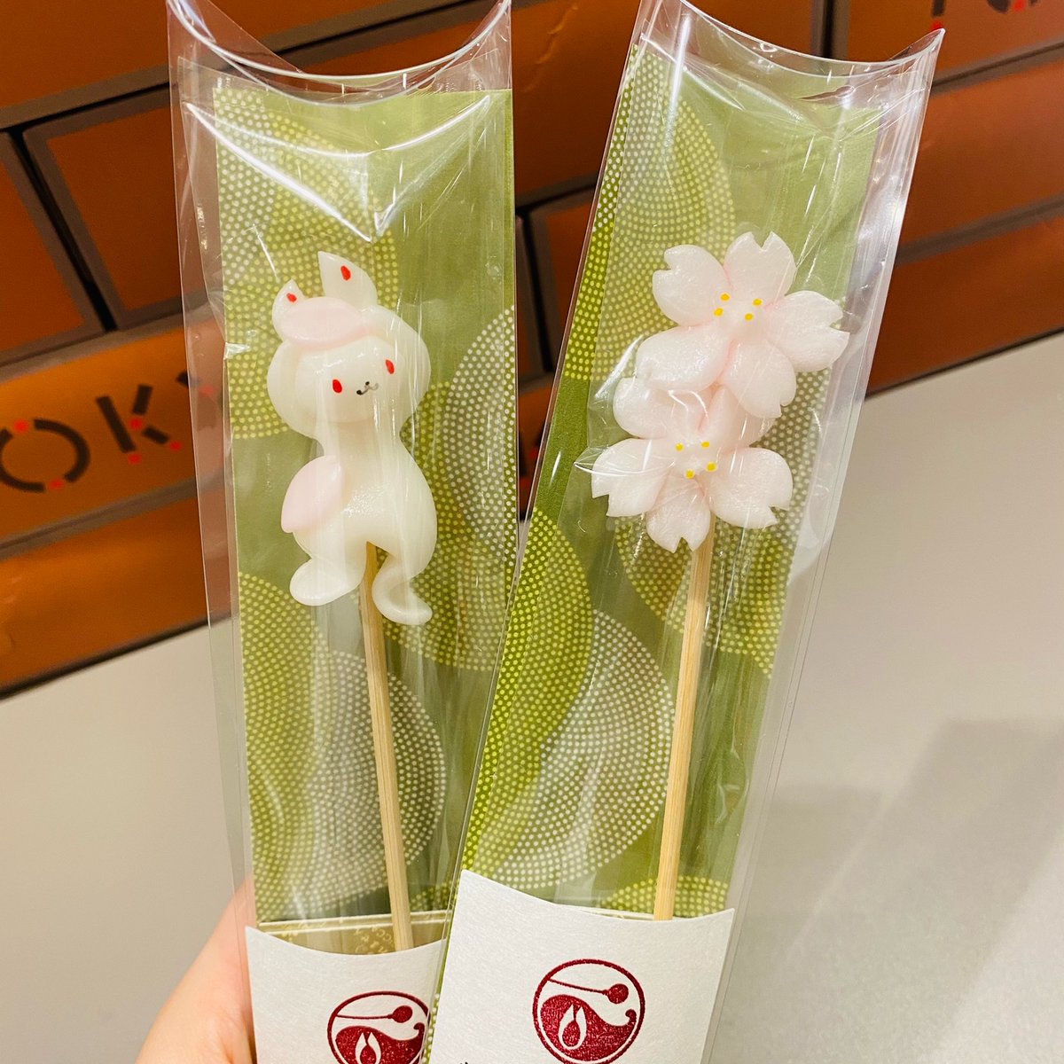 Tokyo トーキョーみっつ トーキョーみっつの新商品情報 日本初となる飴細工の常設店舗 あめ細工吉原さんより 美しい桜モチーフ飴細工が届きました １つ１つ職人さんの手作りで 季節の贈り物にぴったりです トーキョーみっつ トーキョー