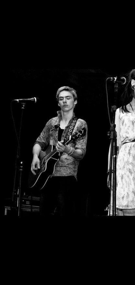 Wheatley_Things's tweet photo. Throwback to when I used to be a somewhat popular local performer... 
If only I kept going https://t.co/wZRY2wwArs