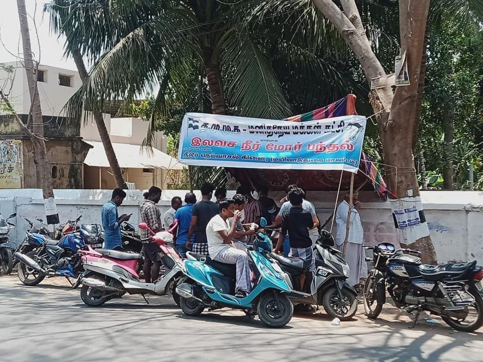 tmmkhqofficial's tweet photo. மயிலாடுதுறை மாவட்டம் நீடூர் கிளை தமுமுக மமக சார்பில் வெயிலின் தாக்கத்தால் 700-க்கும் மேற்ப்பட்ட பொதுமக்களுக்கு மோர் மற்றும் மண்பானை குடிநீர் விநியோகம் செய்யப்பட்டது. #tmmkservice #mmkservice https://t.co/q7bfeFWAZ2