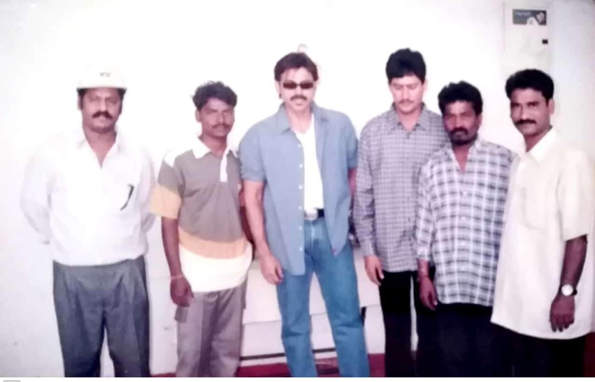MolliSrinu's tweet photo. వాసు మూవీ టైం లో విక్టరీ @VenkyMama తో వైజాగ్ ఫ్యాన్స్ .
శివకుమార్, నేను, భీమవరం రవి, శ్రీను, శంకర్ 

 #19YearsForMusicalHitVaasu https://t.co/WvEvxLmsIG
