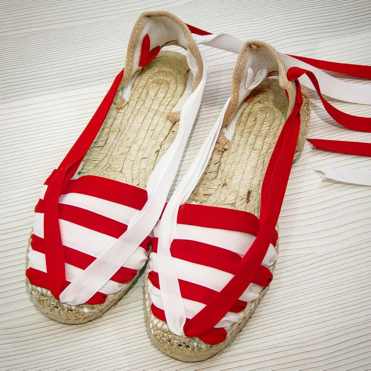 🎀 Bon dissabte! Contents de mostrar-vos un nou disseny d' #espardenyacat #fetamà .

📍 #Espardenya set vetes en roig i blanc, disponible en sola d'espart, goma o mixta, i amb cunyes de 3, 5 i 11 centímetres.

🛒 Visita la teva botiga online, escull les teves i les portem a casa!