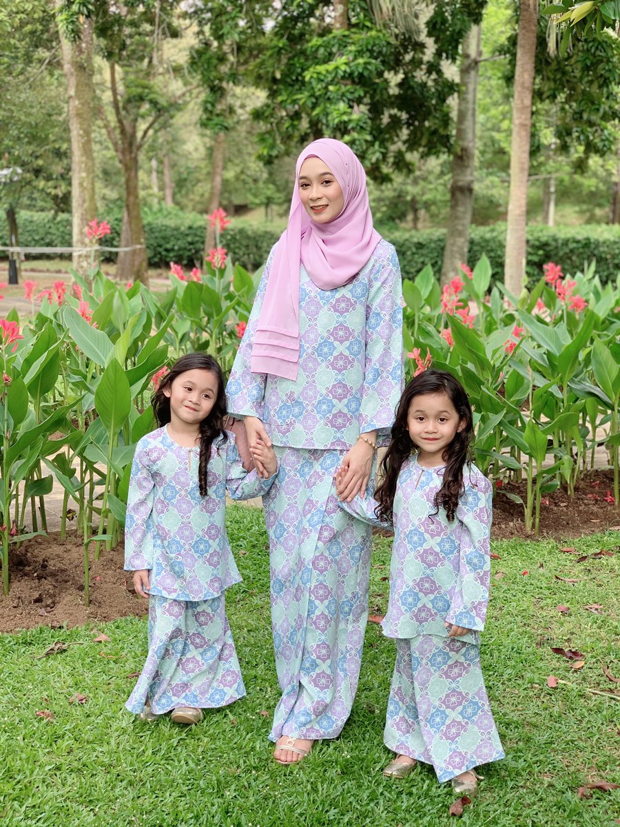 Ashue_'s tweet photo. Mommy and @twincessmaryams are donning Baju kurung Moden Rasheeda from @ZoeArissa 💜🤍

Now, Zoe Arissa ada promo Buy 2 baju kurung  get RM10 off and ada free 4 gifts worth rm100 utk first 200 customers at website Zoe Arissa 😍 #zoearissa2021 #atitaharisxza https://t.co/1sdUo3kAhD