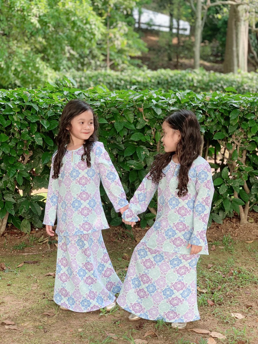Ashue_'s tweet photo. Mommy and @twincessmaryams are donning Baju kurung Moden Rasheeda from @ZoeArissa 💜🤍

Now, Zoe Arissa ada promo Buy 2 baju kurung  get RM10 off and ada free 4 gifts worth rm100 utk first 200 customers at website Zoe Arissa 😍 #zoearissa2021 #atitaharisxza https://t.co/1sdUo3kAhD