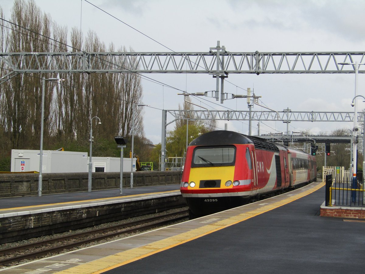 Bennybizzle1's tweet image. 43295 leads 43102 "The Journey Shrinker" South through Kettering this morning at full chat
#hst #notlongnow
#yesemr @Andym13 @holtona72 @LeicRailAle170 @thesatnav89 @WilsonBone @MrDeltic15