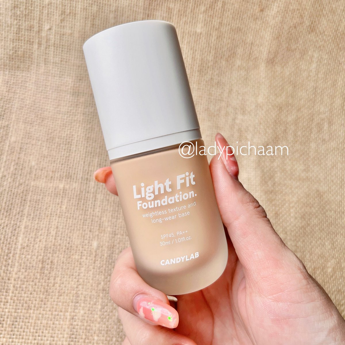 ladypichaam's tweet photo. โคตรปัง รองพื้น CANDYLAB Light Fit Foundation ขวดนี้สุด ฟีลผิวดี ตื่นมาแล้วผิวสวยเลย สายเกาที่แท้ ได้ผิวแมทกำลังดีโกลว์กำลังดี เป็นรองพื้นที่เหมาะกับอากาศบ้านเรามากๆ ปกปิดดีเริสแต่บางเบาสุด เกลี่ยง่าย พิชามใช้เบอร์ 02 สีดี พอดีกับคอ ยิ่งเซตตัวยิ่งสวย #ใช้ดีบอกต่อ #พี่ก้าพาตำ https://t.co/X6L4hIMbFw