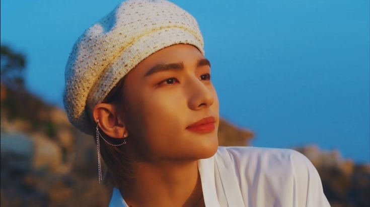 hzouflx's tweet photo. THE WAY I LOVED YOU | a seungjin au prompt 

— wherein kahit masaya na si Sky (Seungmin) sa current boyfriend niya, para bang may hinahanap siyang kulang na si Asher (Hyunjin) lang ang makakapagbigay. https://t.co/2bkWdPRWn8