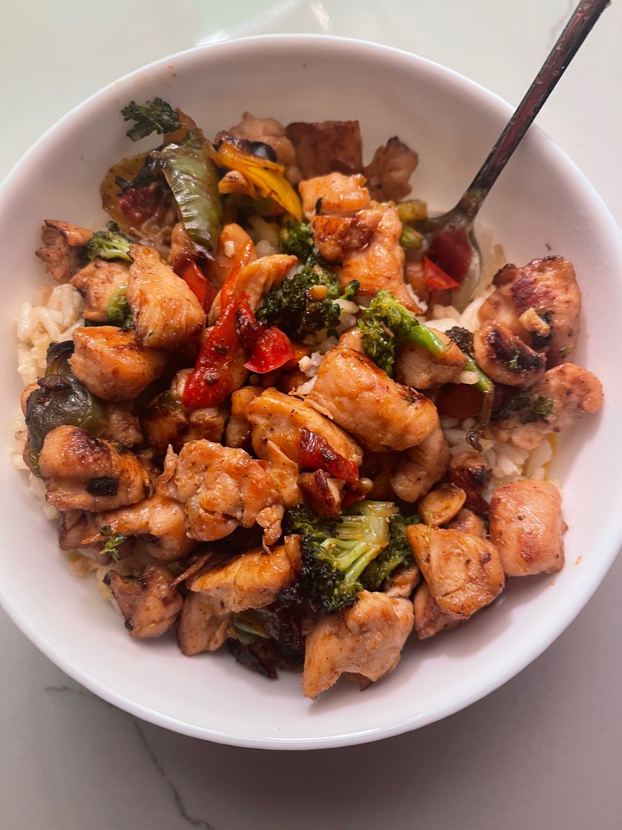 MoeCommunity's tweet photo. Y’all.. look what I made for #StirFryday
It was my first time cooking this 😭😭 https://t.co/WJslxmN1A8