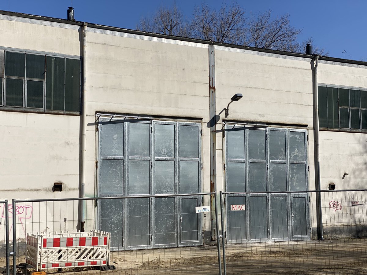 ⚠️🏗 Der alten #Montagehalle wurden wieder große Tore eingesetzt. Vermutlich sind es neue Tore, vielleicht wurden die alten aber auch nur auf Hochglanz gebracht. #Spreepark #Freizeitpark #Berlin #LostPlace

Mehr Infos, DVD und Bücher: 📚 berliner-spreepark.de/fanshop