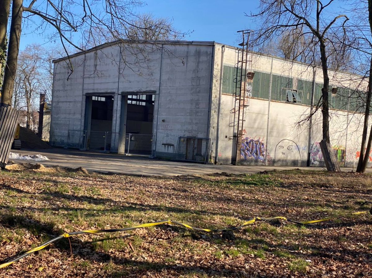 ⚠️🏗 Die großen Tore der alten #Montagehalle wurden vor einiger Zeit entfernt. Nach der #Sanierung und dem Umbau soll die Halle als Veranstaltungs- und Kulturzentrum genutzt werden. #Spreepark #Freizeitpark #Berlin

Mehr Infos, DVD und Bücher: 📚 berliner-spreepark.de/fanshop