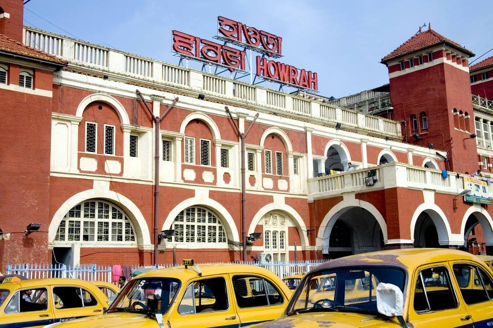 There are locally concentrated examples of this as well - Kolkata, for example, famously boasts of Howrah Junction (HWH). But it also includes other important stations like Shalimar (SHM), Sealdah (SDAH), and Santragachi (SRC).