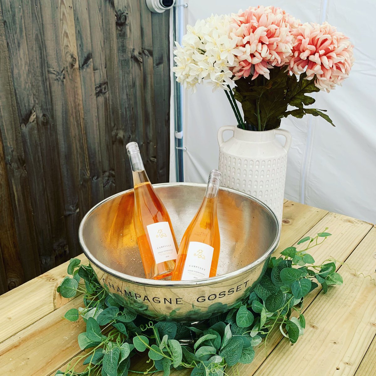 2 days to go guys... we are busy getting the marquee ready for you all 😆 🍻 🍷 
#april12th #thecomeback #nottingham #pub #burtonjoyce #beergarden