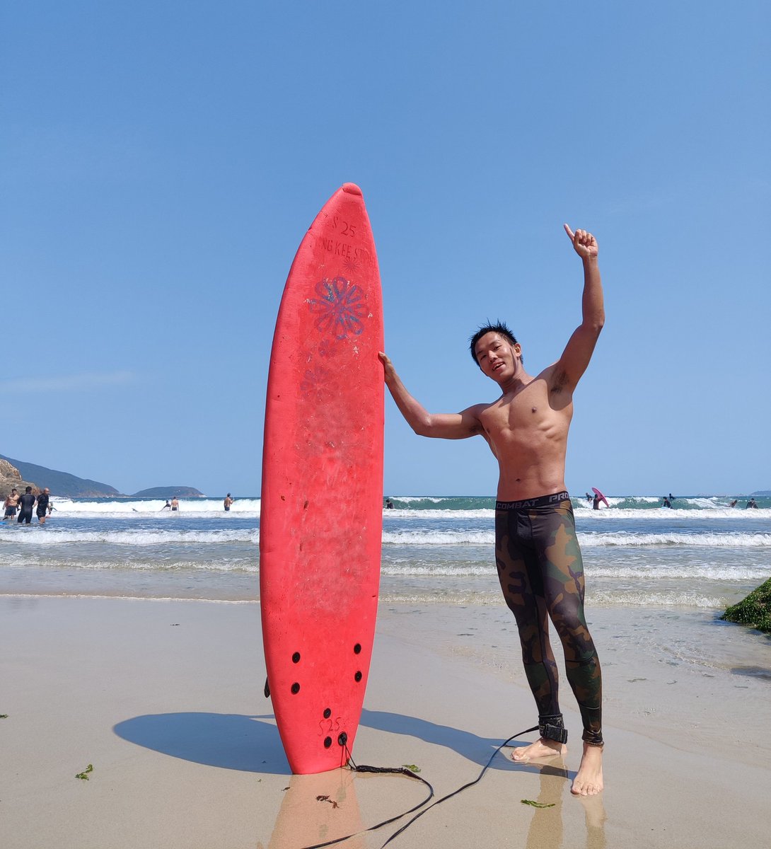 Gizbar69's tweet photo. 滑浪唔著上身衫 磨親粒lin痛到喊 // 大浪��
Sunshine and waves, one of my all time faves. 
#hkboy #hksurf #beachbody #影相除衫 #我粒lin冇事 #過來人 https://t.co/N73viGbpU3
