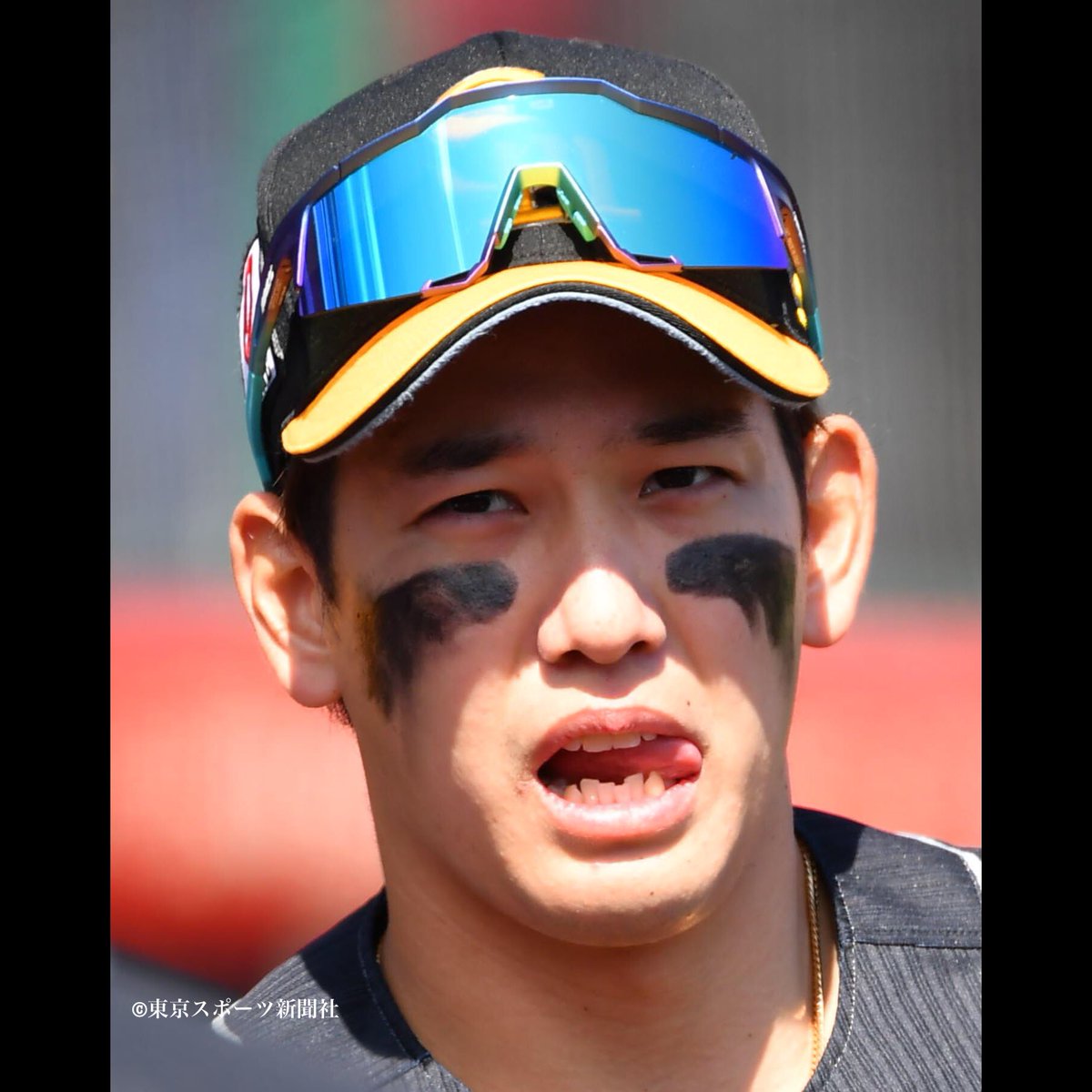 アイブラックで眩しい活躍」 快晴の仙台。 今季初の屋外デーゲーム。 初回に貴重な先制タイムリーを放った栗原選手。 アイブラック効果で、まばゆい輝きを放ちました！  #sbhawks #栗原陵矢 #アイブラック