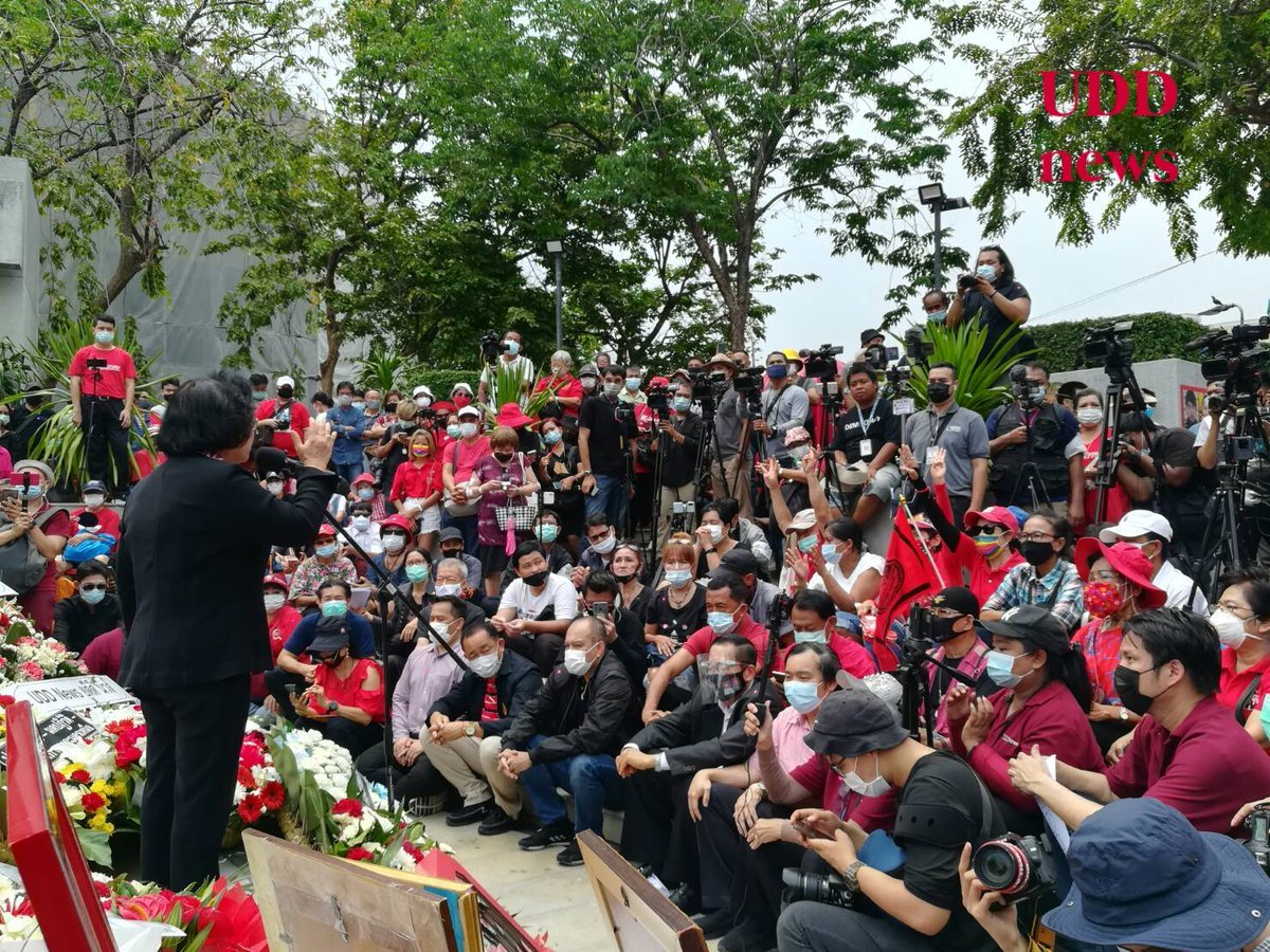 บรรยากาศการกล่าวรำลึกและสดุดี #11ปี10เมษา โดย อ.ธิดา ถาวรเศรษฐ "วีรชนจงสู่สุคติเถิด บัดนี้มีคนหนุ่มคนสาวรุ่นใหม่ รับไม้ต่ออุดมการณ์ประชาธิปไตยแล้ว" และเรียกร้องให้ผู้มีอำนาจปล่อยตัวเยาวชนเหล่านั้นทุกคน!

#ม็อบ10เมษา #UDDnews #ยูดีดีนิวส์