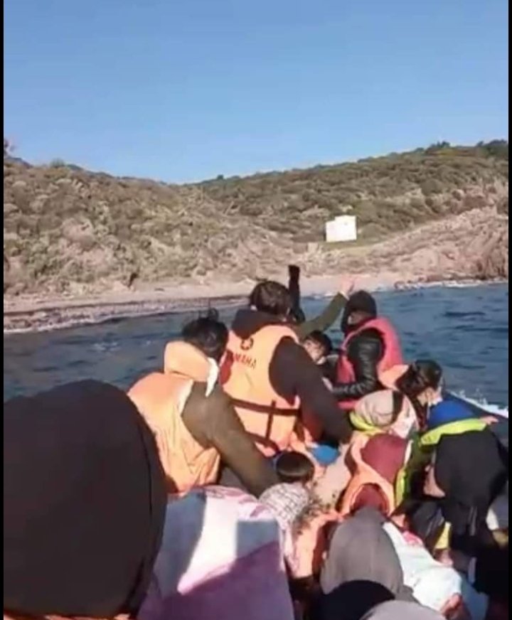 stavroforos_'s tweet photo. Περίπου 70 αλλοδαποί αποβιβάστηκαν χθες το πρωί ανενόχλητοι στην Τσόνια της Λέσβου, κατευθυνόμενοι απο τον γνωστό Νορβηγό διακινητή ο οποίος χαίρει περίεργης ασυλίας.

Στην περιοχή υπήρχε σκάφος του Λιμενικού. https://t.co/Eo0h3VQ6RO