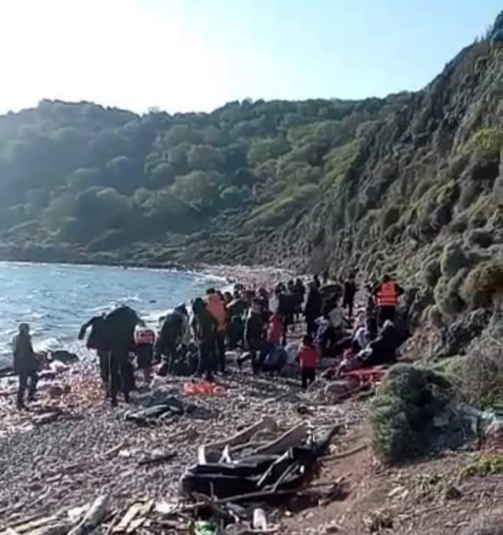 stavroforos_'s tweet photo. Περίπου 70 αλλοδαποί αποβιβάστηκαν χθες το πρωί ανενόχλητοι στην Τσόνια της Λέσβου, κατευθυνόμενοι απο τον γνωστό Νορβηγό διακινητή ο οποίος χαίρει περίεργης ασυλίας.

Στην περιοχή υπήρχε σκάφος του Λιμενικού. https://t.co/Eo0h3VQ6RO