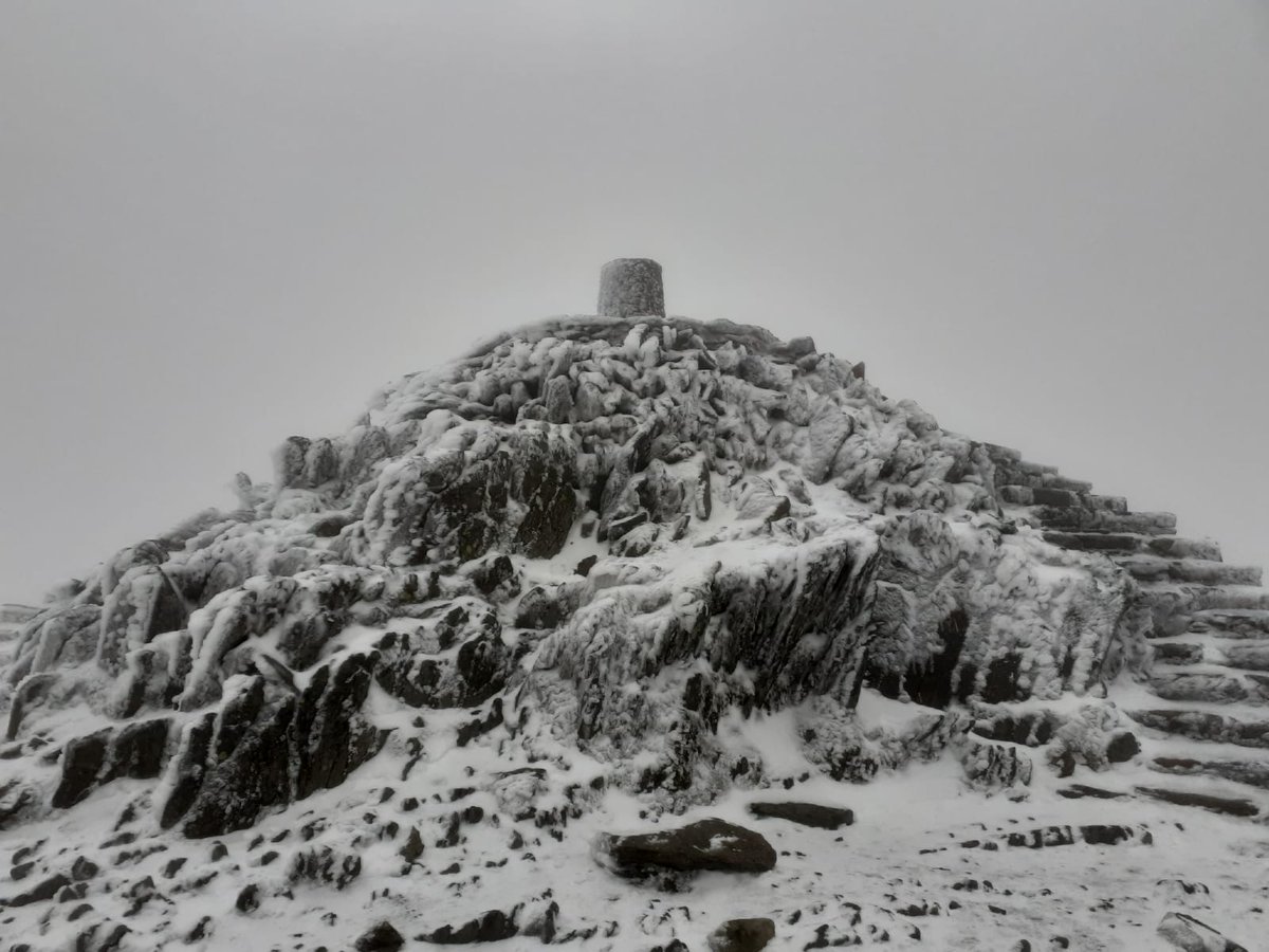 Golygfa brin ddoe - copa y Wyddfa yn ddistaw 👌
Very rare to see no one on the summit of Snowdon.
Remember that you need to pre book a parking space at Pen y Pass now 24hrs in advance 👍