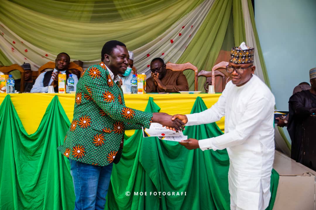 theafankaze's tweet photo. When your people (Afizere) honor you as songwriter! Riyē rikaan arō. 🙏🏿🙏🏿🙏🏿

And I didn't know I looked nice small that day oh! 😀 https://t.co/MPkigSPB96