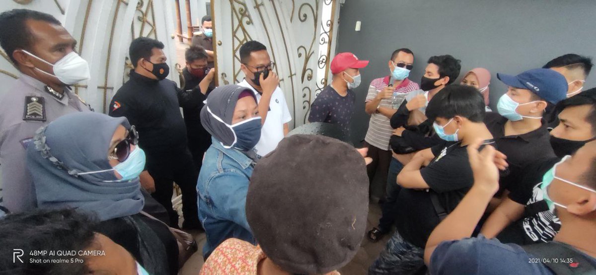 Gwrry1's tweet photo. Semoga perjuangan mitra edccash menuntut pencairan di rumah founder edccash (Bpk. Abdulrahman Yusuf). Membuahkan hasil dan menjadi kado manis bulan Ramadhan. Aamiin....
#edccash #scam #ponzi #penipu #edcc #edcb #ojk #Polri #jokowi #bappeti https://t.co/x068RW2mhp