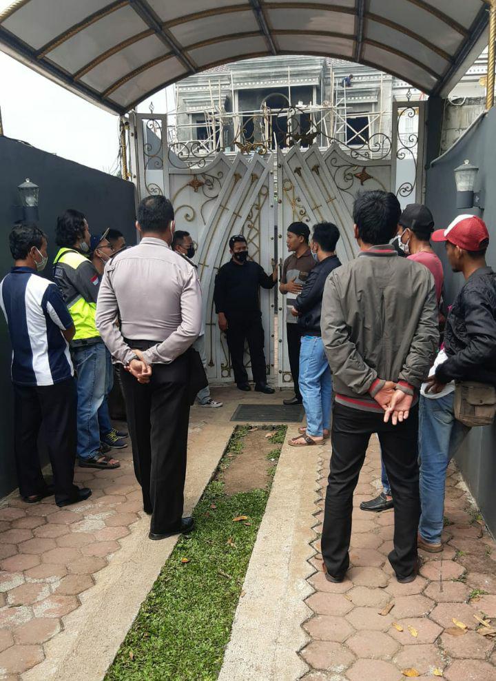 Gwrry1's tweet photo. Semoga perjuangan mitra edccash menuntut pencairan di rumah founder edccash (Bpk. Abdulrahman Yusuf). Membuahkan hasil dan menjadi kado manis bulan Ramadhan. Aamiin....
#edccash #scam #ponzi #penipu #edcc #edcb #ojk #Polri #jokowi #bappeti https://t.co/x068RW2mhp