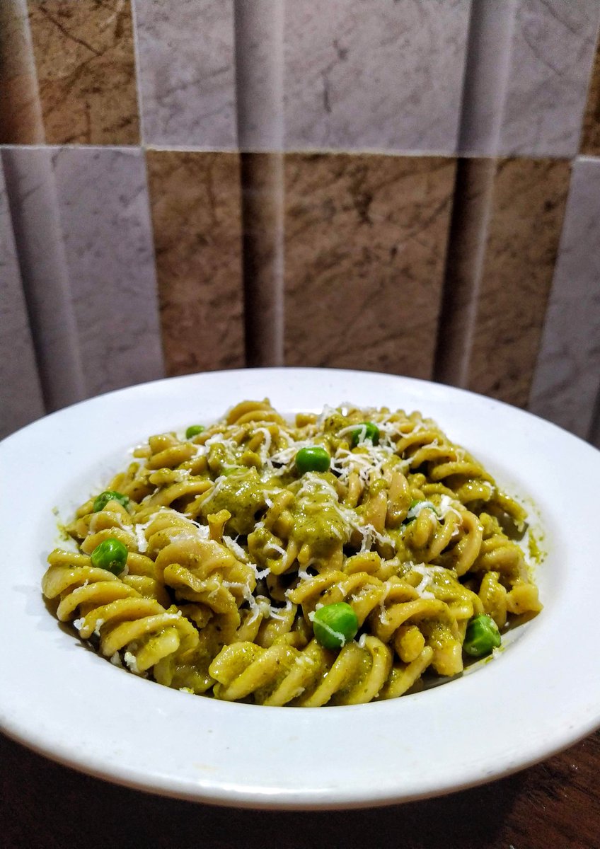 Jaymeen62390528's tweet photo. 𝓕𝓾𝓼𝓲𝓵𝓵𝓲 𝓪𝓵 𝓹𝓮𝓼𝓽𝓸
Homemade peato of spinach and nuts,
Without finding basil leaves.
#fusilli #fusillipasta #pasta #italianfood #foodlovers #foodie #pastalover #food  #pesto #pestopasta #foodlover #vegetarian #vegetarianfood #tasty #tastyfood #wheat #wheatpasta https://t.co/XQhy43BUZL
