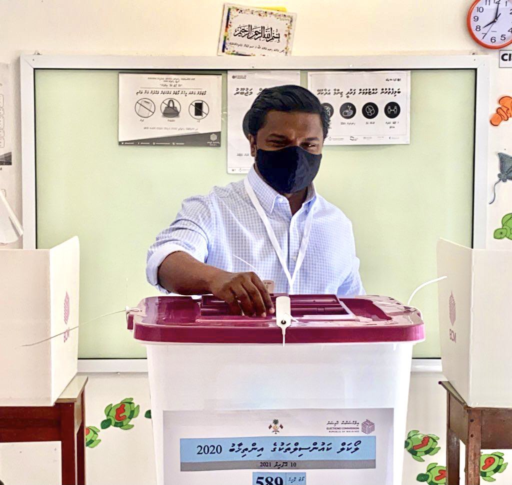Simwarr's tweet photo. ވޯޓްލާން އެންމެން ނުކުންނަވާ!

ވޯޓްލާން އެންމެން ނުކުންނަވާ!

ވޯޓްލާން އެންމެން ނުކުންނަވާ!

ވޯޓު ލުމުގެ ހައްގު އަދާކުރައްވާ. އަވަހަށް ނުކުންނަވާ!

. #GOTV #LCE2020 https://t.co/v5pV6egmrU