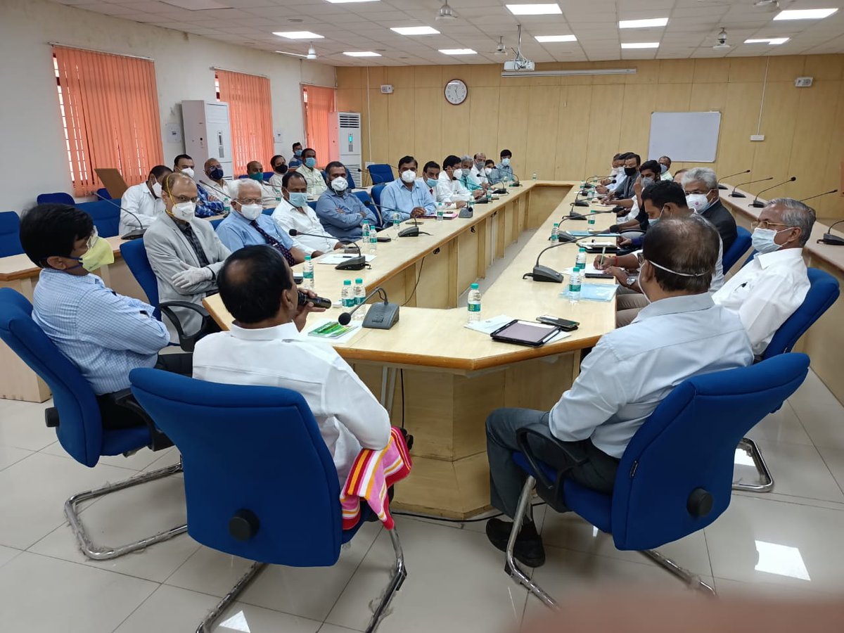 EATALAOffice's tweet photo. హైదారాబాద్ : కోటి లోని కరోనా కమాండ్ కంట్రోల్ సెంటర్ లో ప్రైవేట్ మెడికల్ కాలేజీ యాజమాన్యాలతో సమావేశమైన రాష్ట్ర వైద్య ఆరోగ్య శాఖ మంత్రి శ్రీ @Eatala_Rajender గారు. https://t.co/9pnjinr2T8