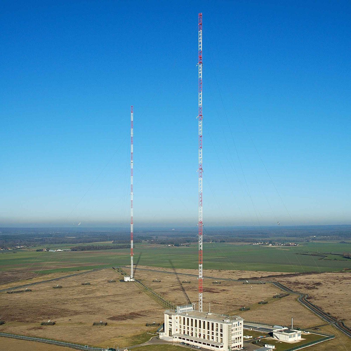 Aujourd’hui, les antennes ont un rôle majeur que personne ne soupçonne.L’heure légale.Il y a dans le bâtiment principales une horloge atomique.Rassurez vous, il n’y a aucun risque c’est tout petit.