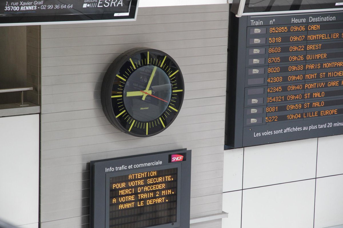 Donc oui, je vous vois venir, la  @SNCF synchronise un paquet de ses horloges avec Alouis.C’est le signal ALS162.EDF, la RATP, certains feux tricolores, les aéroports.N’ombres d’institutions l’utilise.