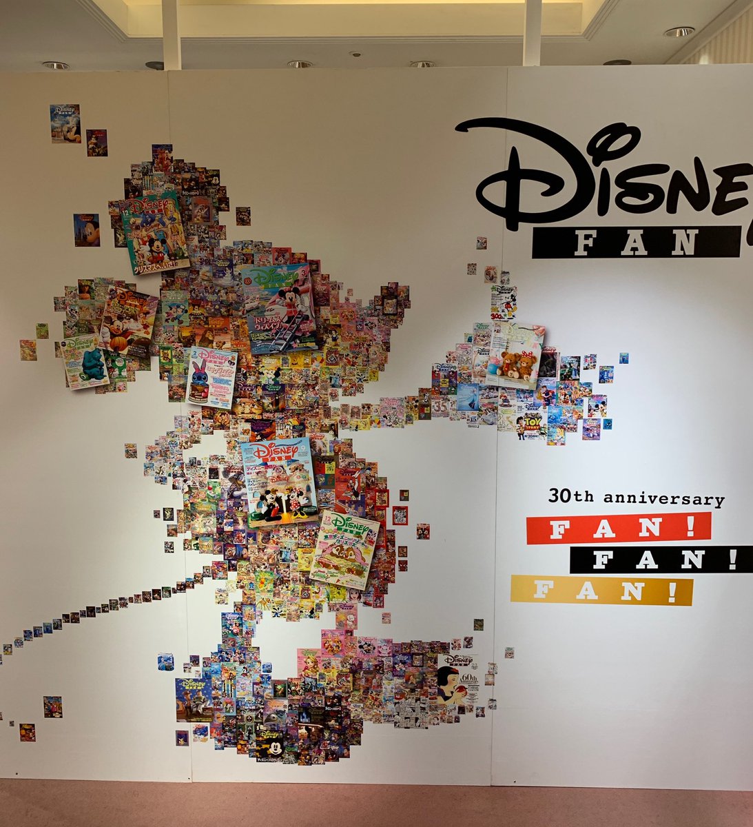 小松郁 お写真okらしいので布教する ストアの渋谷本店さんの3階でファン感謝祭が行われておりました 創刊30周年おめでとうございますー 1枚目の写真は私の何かしらの壁紙になる予定 笑 ミッキーモザイクアートのアクリルキーホルダーを買ったよ