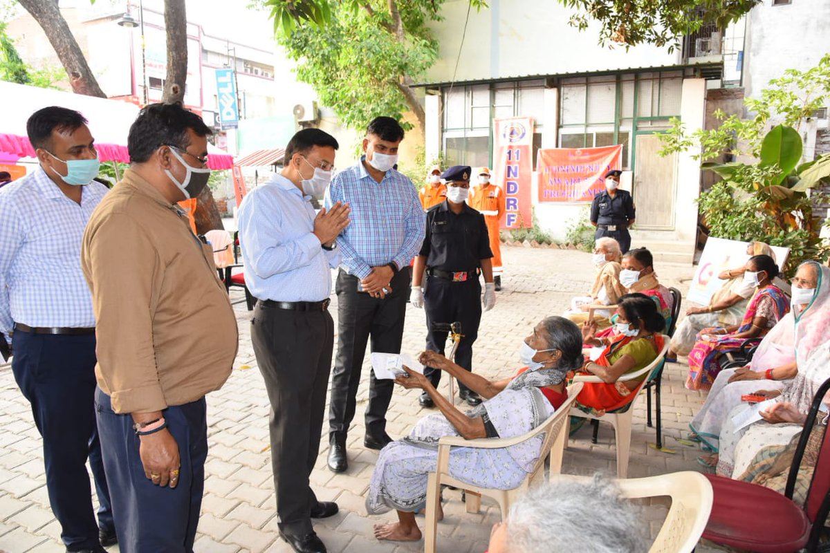11NDRF's tweet photo. #Unite2FightCorona
@11Ndrf organized #COVID-19 awareness programme for the destitutes at old age home Durga kund, Varanasi UP.
Activities:
✅Medical camp
✅Sanitization
✅Mask, sanitizers & food item distribution
#StaySafe
@MoHFW_INDIA
@NDRFHQ
@satyaprad1
@ANI
@PIB_India https://t.co/6SRruY9EsG