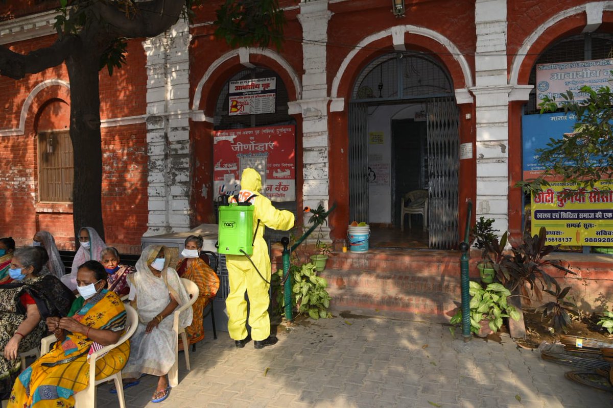 11NDRF's tweet photo. #Unite2FightCorona
@11Ndrf organized #COVID-19 awareness programme for the destitutes at old age home Durga kund, Varanasi UP.
Activities:
✅Medical camp
✅Sanitization
✅Mask, sanitizers & food item distribution
#StaySafe
@MoHFW_INDIA
@NDRFHQ
@satyaprad1
@ANI
@PIB_India https://t.co/6SRruY9EsG