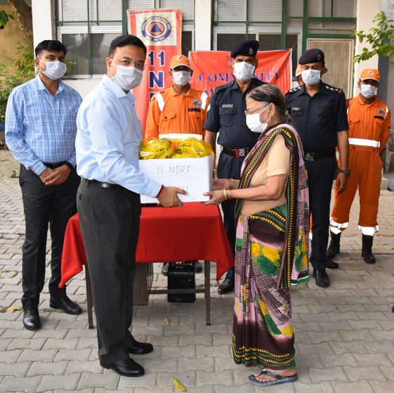 11NDRF's tweet photo. #Unite2FightCorona
@11Ndrf organized #COVID-19 awareness programme for the destitutes at old age home Durga kund, Varanasi UP.
Activities:
✅Medical camp
✅Sanitization
✅Mask, sanitizers & food item distribution
#StaySafe
@MoHFW_INDIA
@NDRFHQ
@satyaprad1
@ANI
@PIB_India https://t.co/6SRruY9EsG