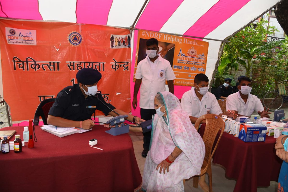 11NDRF's tweet photo. #Unite2FightCorona
@11Ndrf organized #COVID-19 awareness programme for the destitutes at old age home Durga kund, Varanasi UP.
Activities:
✅Medical camp
✅Sanitization
✅Mask, sanitizers & food item distribution
#StaySafe
@MoHFW_INDIA
@NDRFHQ
@satyaprad1
@ANI
@PIB_India https://t.co/6SRruY9EsG